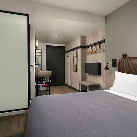 Отель Moxy Chicago Downtown Экстерьер фото