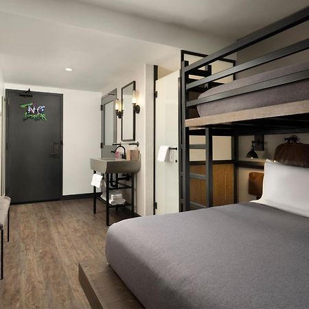 Отель Moxy Chicago Downtown Экстерьер фото
