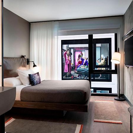 Отель Moxy Chicago Downtown Экстерьер фото