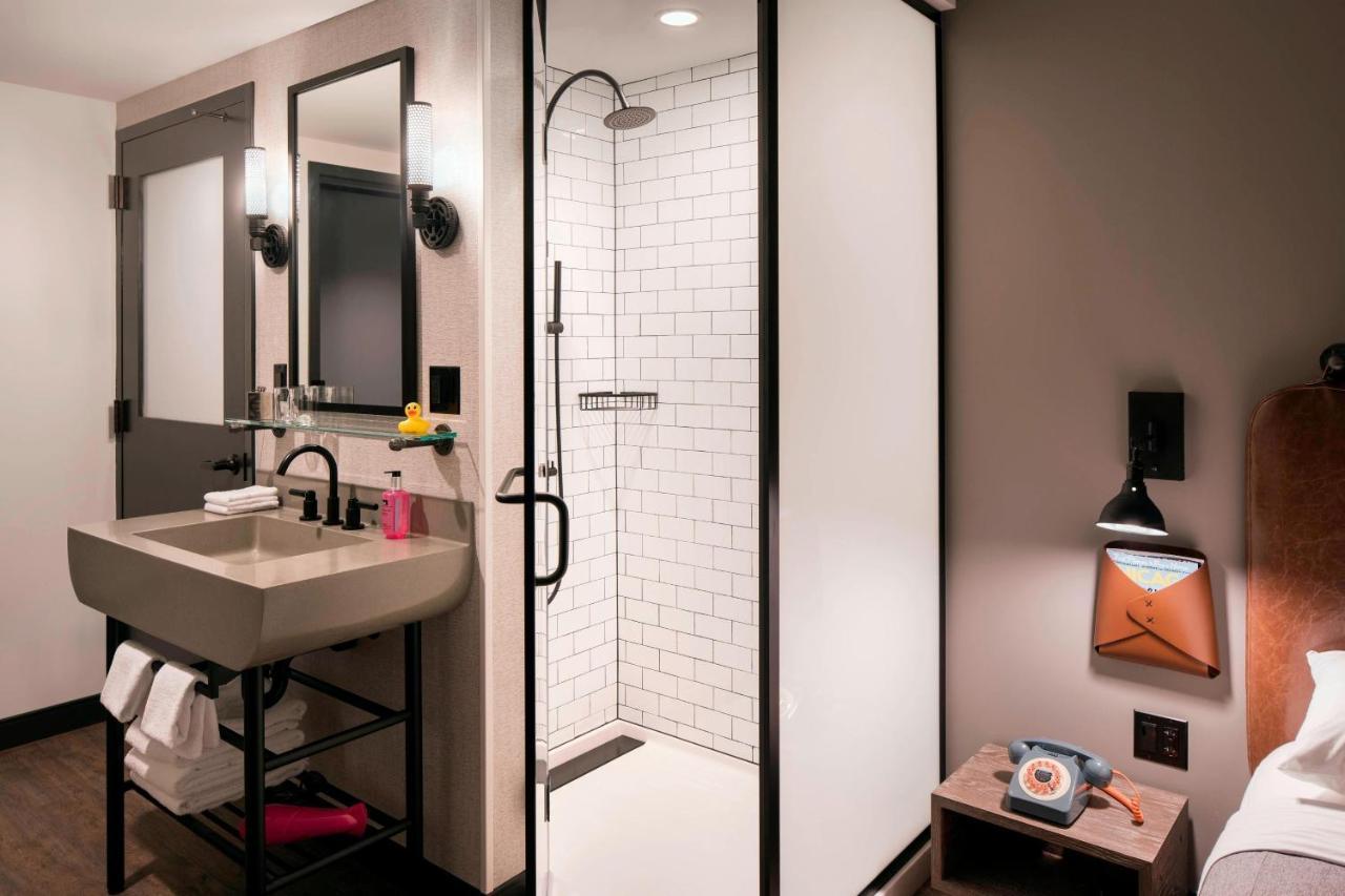 Отель Moxy Chicago Downtown Экстерьер фото