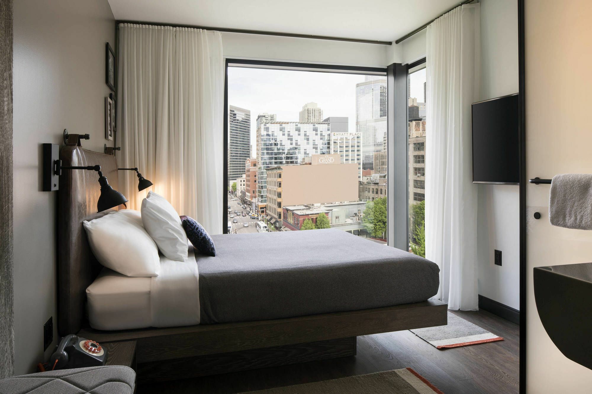 Отель Moxy Chicago Downtown Экстерьер фото