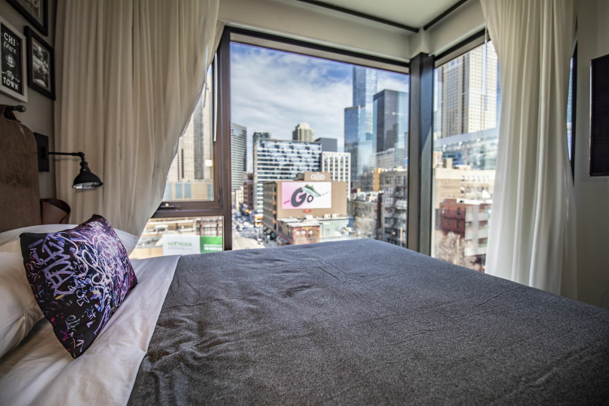 Отель Moxy Chicago Downtown Экстерьер фото